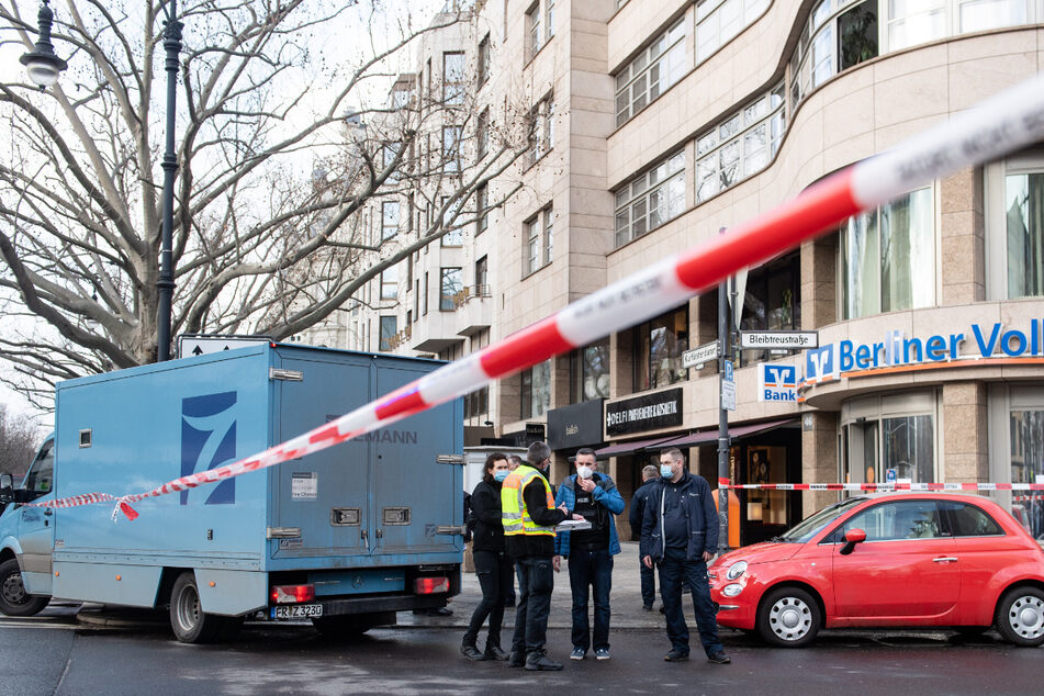 Polizisten sichern nach dem Überfall auf den Geldtransporten Spuren.