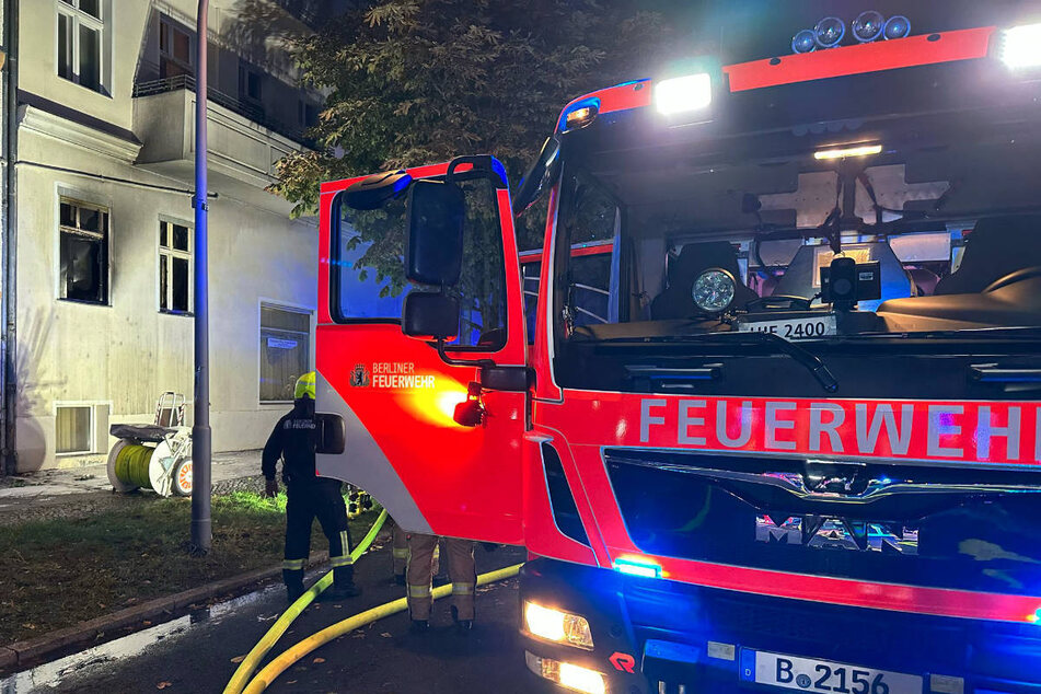 Die Feuerwehr musste in der Nacht zu Mittwoch einen Brand in einem Wohngebäude in der Ernststraße löschen.