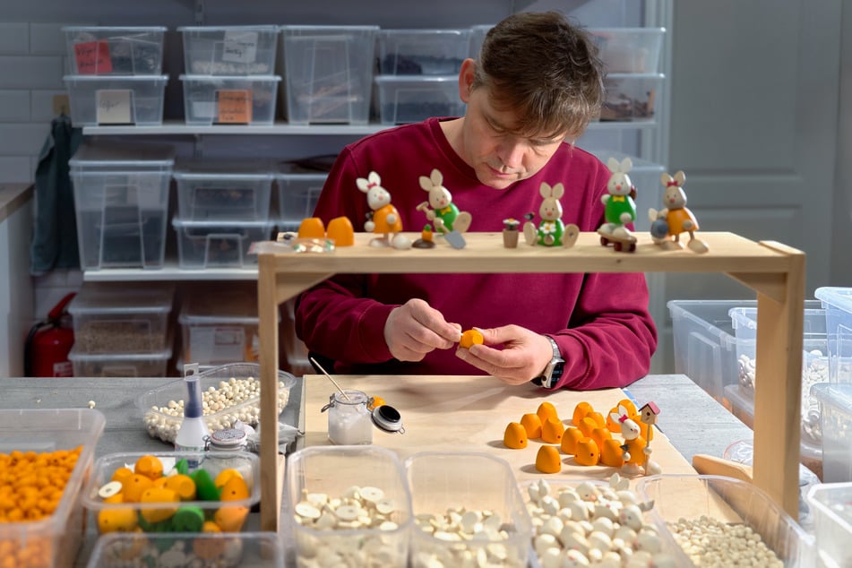 Dirk Hobler (53) in seiner Werkstatt. Hier fertigt er eine "Max &amp; Emma"-Figur.