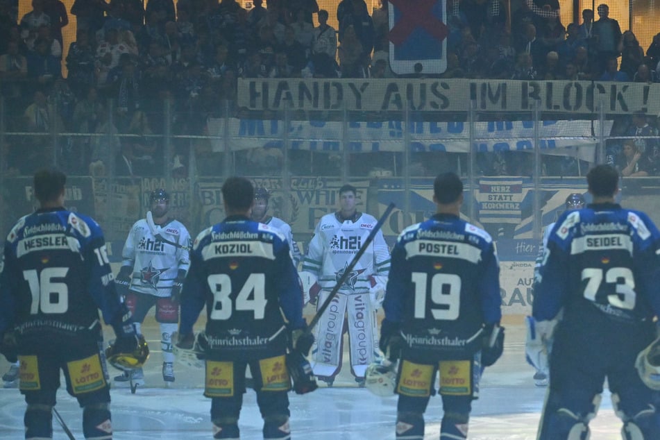 2481 Zuschauer waren gekommen, um den Saison-Auftakt der Eislöwen zu sehen.