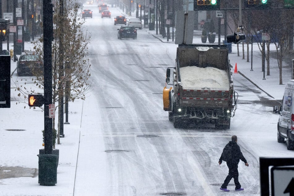 Heavy snows in Cincinnati, Ohio created hazardous driving conditions on Monday.