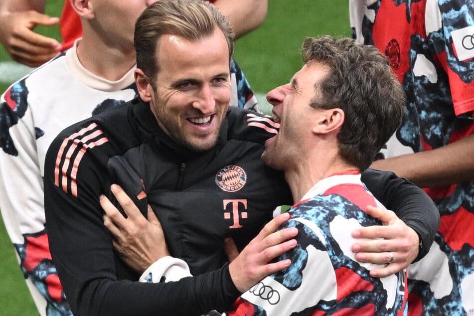 Harry Kane (31, l.) steht kurz vor seinem ersten Meistertitel. Am liebsten würde er dabei wieder auf dem Feld stehen - und nicht auf der Couch sitzen.