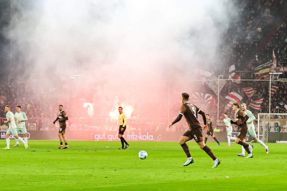 Bei dem Flutlichtspiel im vernebelten Millerntor konnten die Kiezkicker gegen Werder Bremen keine Punkte holen.