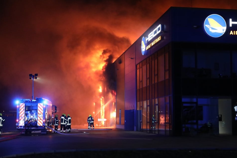 Lodernde Flammen und dunkle Rauchwolken im Landkreis Nordsachsen.