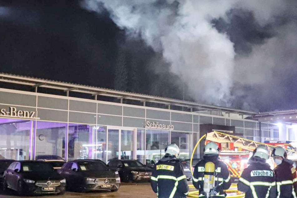 Feuer in Autohaus: Mercedes-Benz-Lagerhalle brennt lichterloh