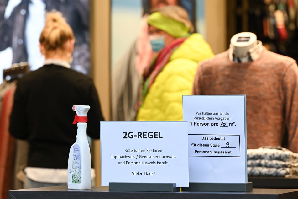 Am Eingang des Modegeschäfts Engbers in der Mainzer Innenstadt ist ein Schild mit der Aufschrift "2G-Regel.