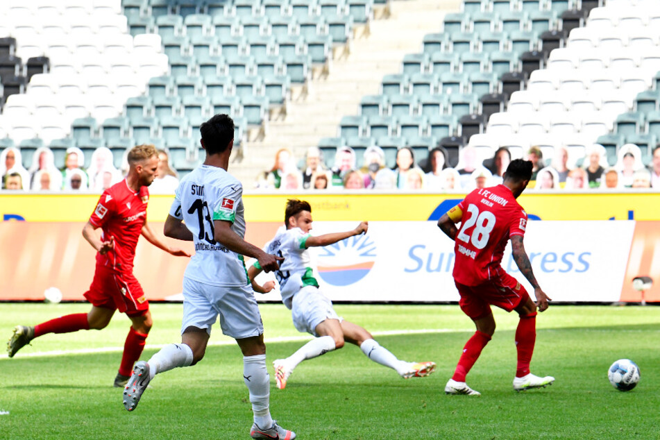 Florian Neuhaus (Z. v. r.) trifft zum 1:0 für Mönchengladbach. Die Unioner Marvin Friedrich (l.) und Christopher Trimmel (r.) können nicht mehr rettend eingreifen.