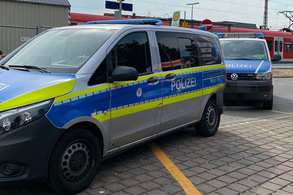 Die Polizei konnte den verwirrt wirkenden Messer-Mann am Bahnhof Raunheim vorerst festnehmen.