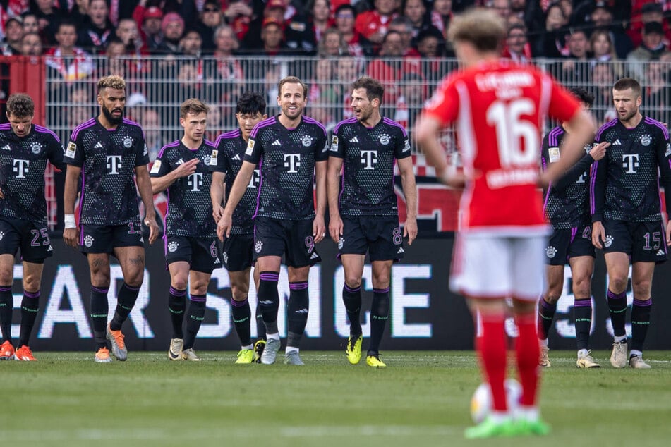 Unions Benedict Hollerbach (vorn) muss enttäuscht mit ansehen, wie die Bayern-Kicker über den Führungstreffer jubeln.