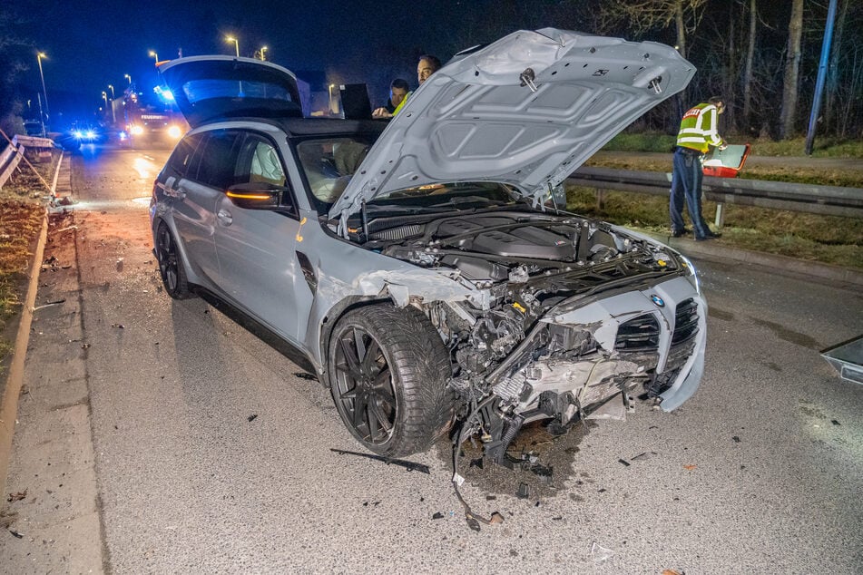 Der BMW musste abgeschleppt werden.
