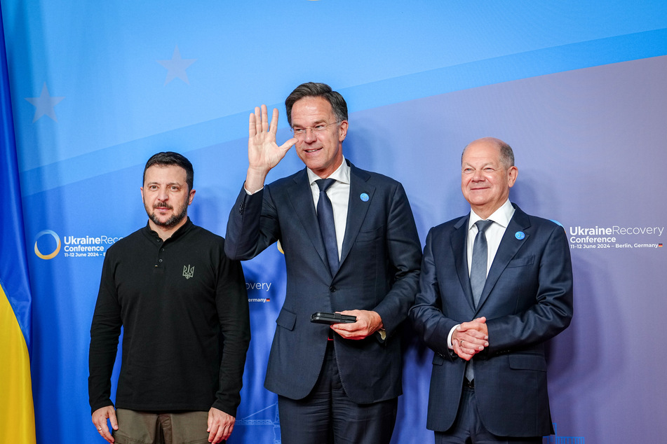 Der Niederländer Mark Rutte (57, m.) hier mit dem ukrainischen Präsidenten Wolodymyr Selenskyj (46) und Bundeskanzler Olaf Scholz (66, SPD) bei der Ukraine-Konferenz Mitte Juni.