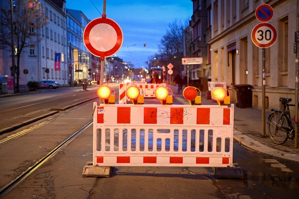 Die Riebeckstraße ist zwischen der Kröbelstraße und der Witzgallstraße in Richtung Prager Straße für Autos und Busse dicht.