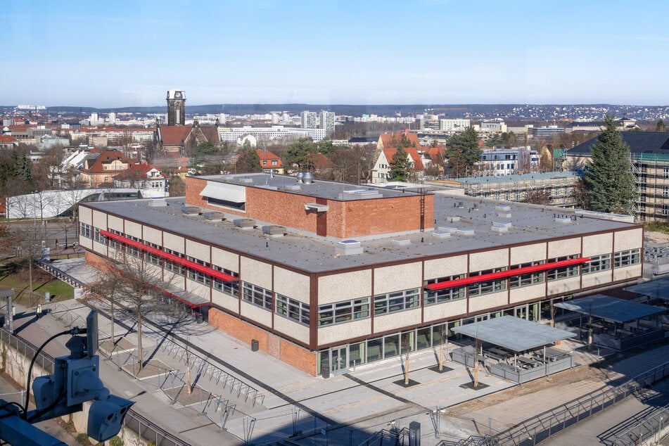Die Neue Mensa befindet sich am Fritz-Förster-Platz, direkt gegenüber dem Hörsaalzentrum der TU Dresden.