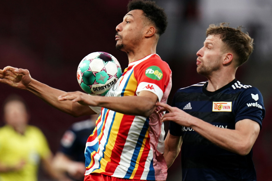 Der Mainzer Karim Onisiwo (l.) im Zweikampf mit Unions Marvin Friedrich.
