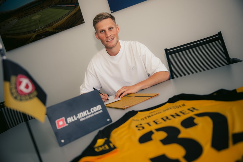 Jonas Sterner (22) bei der Vertragsunterschrift am Dienstag in Dresden.