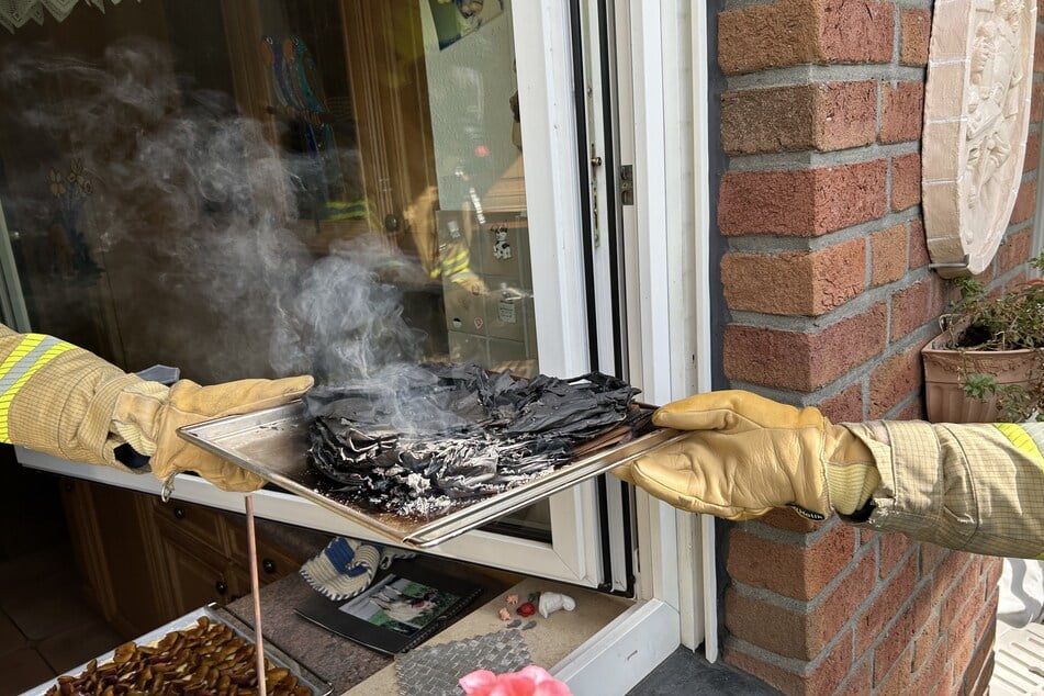 Die Feuerwehr löschte das Backblech im Außenbereich ab.