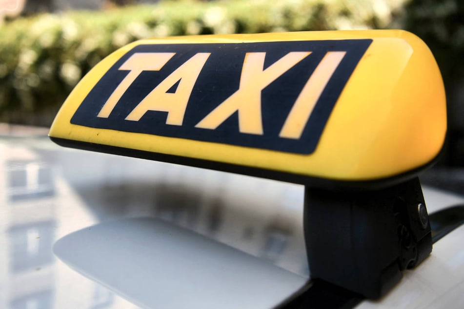 Das Taxi ist auf gerader Strecke von der Straße abgekommen. (Symbolfoto)