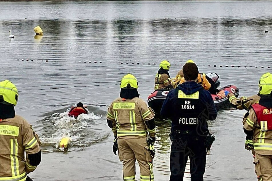 Die Feuerwehrtaucher konnten den Mann schnell aus dem Wasser bergen.