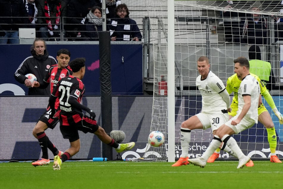 Mit seinem schwächeren rechten Fuß traf Nathaniel Brown (2.v.l.) in die rechte Ecke des Gladbacher Kastens und stellte so auf 1:0.
