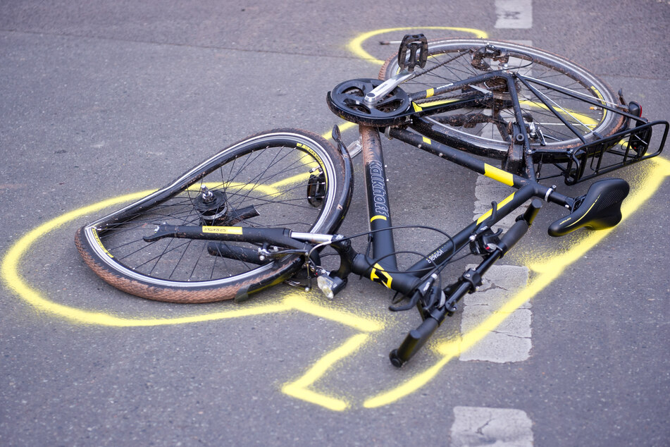Frontalcrash mit Auto: Fahrrad-Fahrer stirbt noch am Unfallort