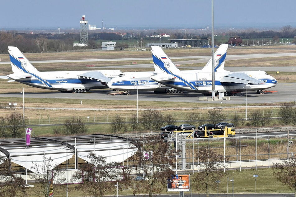 Zwangsgeparkt: Dicht an dicht sind die russischen Antonow-Frachtflieger AN 124 auf dem Vorfeld Nord des Leipziger Flughafens. An der vorderen Maschine sind die Triebwerke abgebaut.