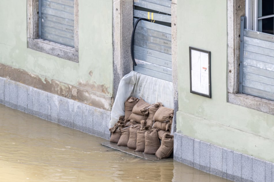 In Passau kennt man sich mit Hochwassern aus: Sandsäcke sollen die steigenden Fluten in Bann halten.