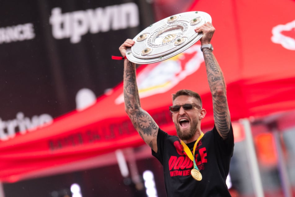 Robert Andrich (29) durfte bei der Meisterfeier in der BayArena die Meisterschale in die Höhe recken.