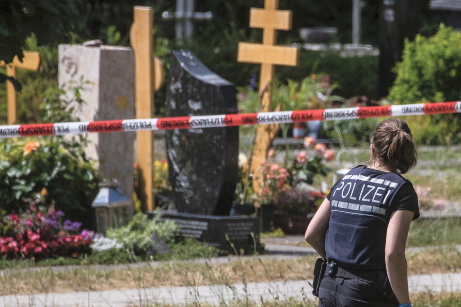 Die Polizei sperrte den Friedhof in Altbach ab.