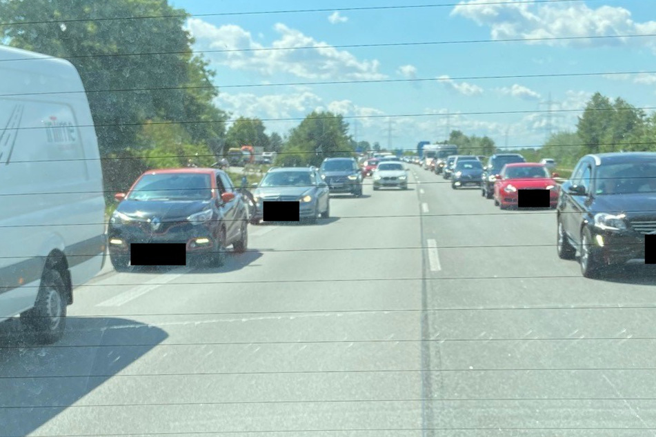 Die Fahrerin des weißen BMW wurde von den Beamten durchs Heckfenster aufgenommen.