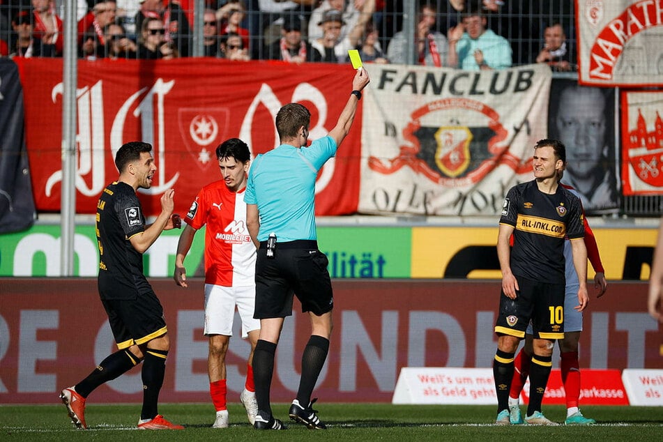 Jakob Lemmer (23, r.) flog in Halle mit einer Gelb-Roten Karte vom Platz.