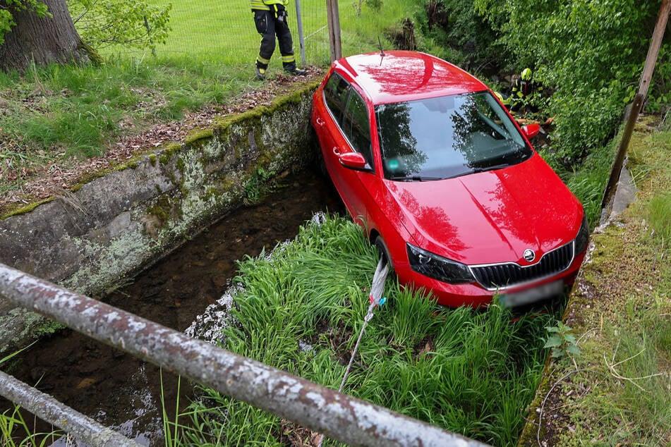 Abgestelltes Auto rollt rückwärts und landet im Bach