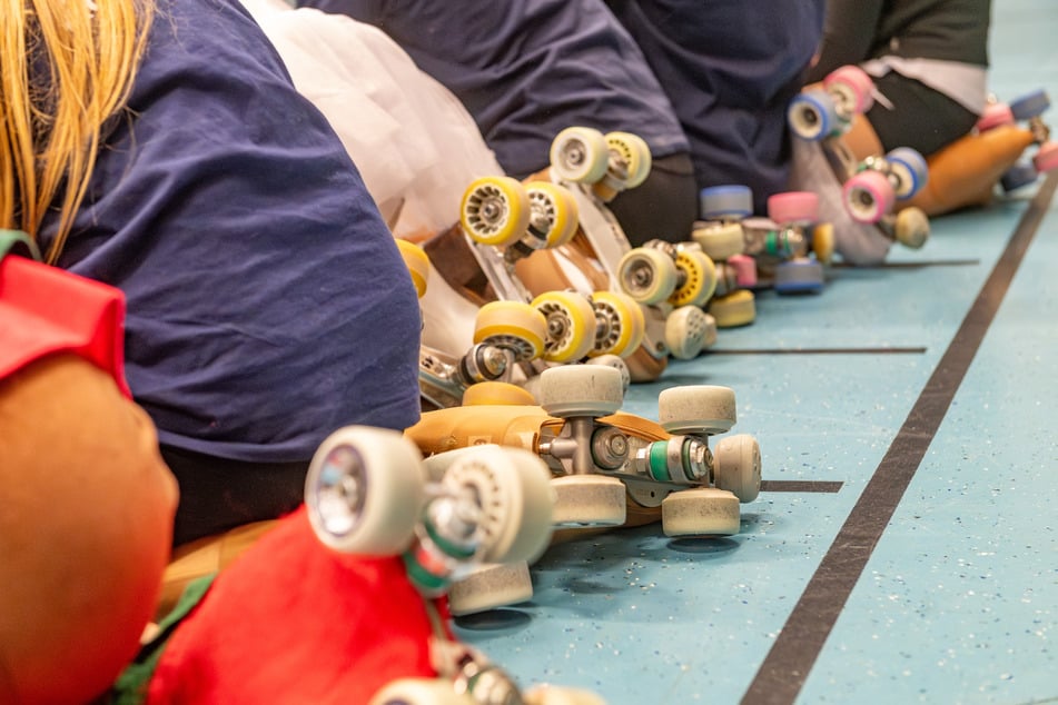 Auf Rollschuhen zeigen die Läufer während des Märchens Tricks und Figuren.