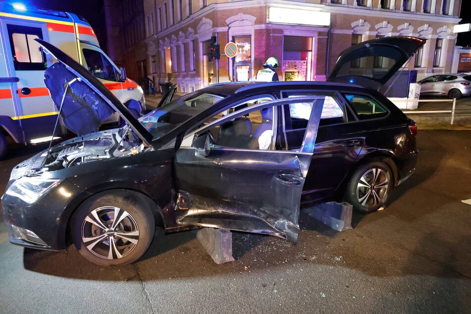 Dieser Seat krachte am Mittwochabend auf dem Chemnitzer Sonnenberg mit einem Opel zusammen.