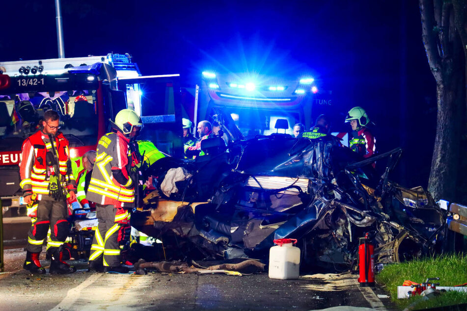 Trotz Reanimation ist der BMW-Fahrer noch an der Unfallstelle gestorben.