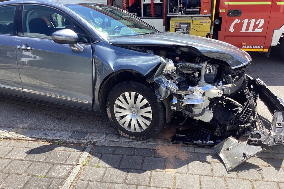 Auch der Citroën wurde durch den Aufprall stark beschädigt.