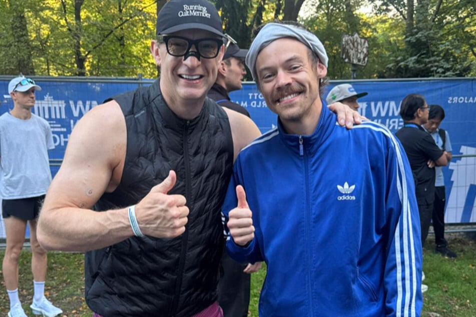 Harry Styles (r.) had one direction in mind when he joined the 2025 Berlin Marathon under a false name!