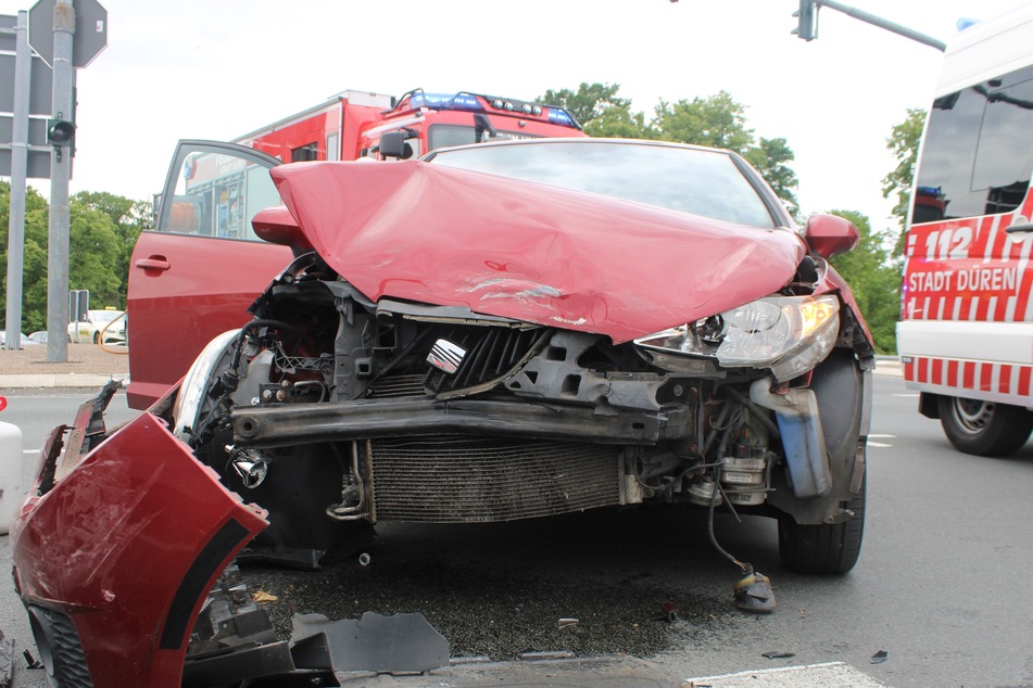 Beide Fahrzeuge wurden bei dem Unfall so stark beschädigt, dass sie abgeschleppt werden mussten.