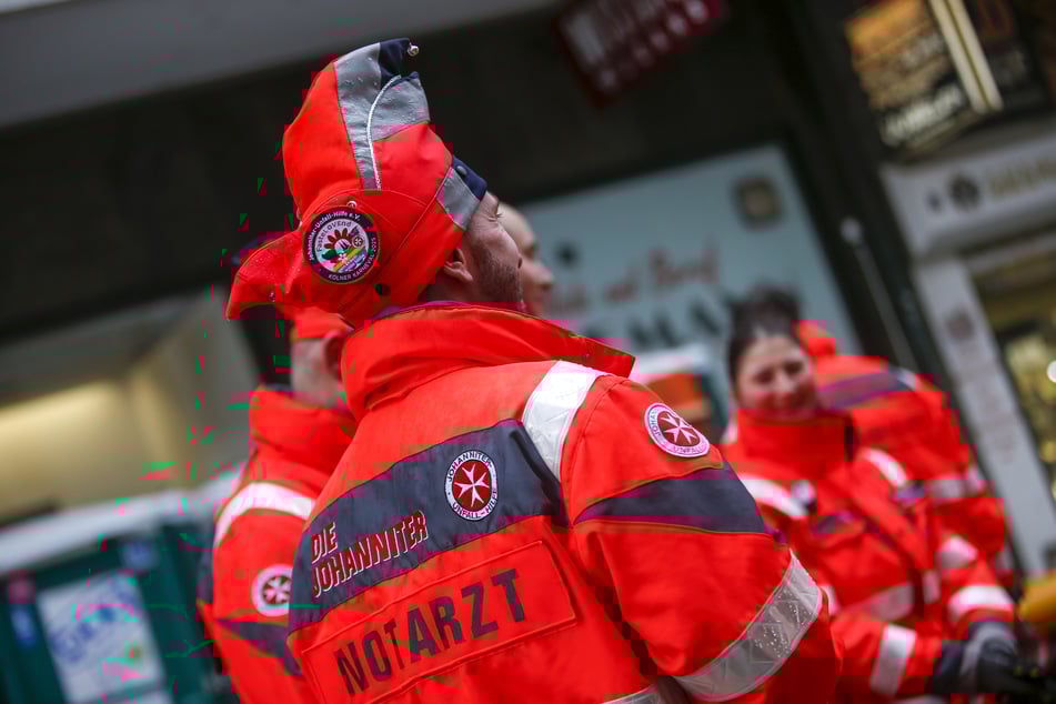 Nach dem Macheten-Vorfall in der Kölner Innenstadt ermittelt die Polizei wegen Raubes und Bedrohung.