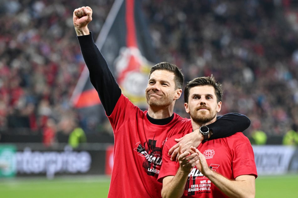 Jonas Hofmann (31, r.) enthüllt spannende Details über Erfolgscoach Xabi Alonso (42).