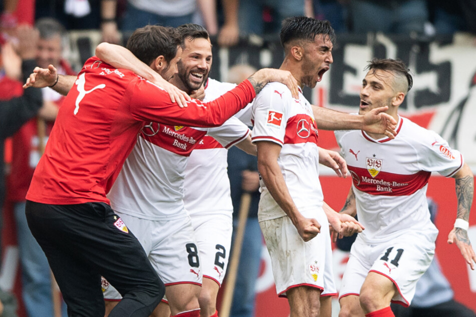 Stuttgarts Torwart Jens Grahl (l-r), Gonzalo Castro, Emiliano Insua, Nicolas Gonzalez und Anastasios Donis freuen sich über das 1:0 von Castro im Mai letzten Jahres.