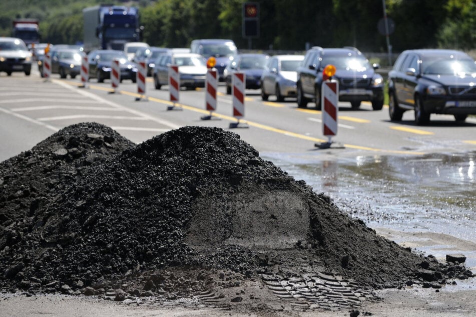 Autobahn-Baustellen sorgen durch teilweise verengte Fahrbahnen für zusätzliche Verzögerungen.