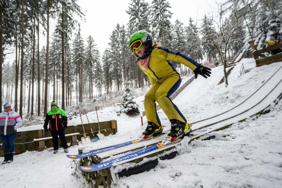 Nachwuchsarbeit auf der Schanze im Rabensteiner Wald: Genau für solche Talente soll das Nachwuchs-Zentrum perfekte Bedingungen schaffen.