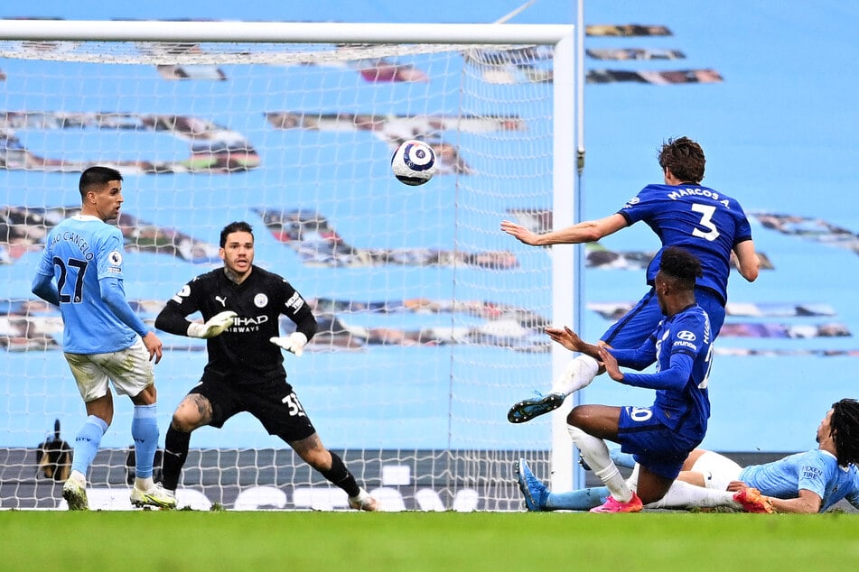 Marcos Alonso (2.v.r.) traf in der Nachspielzeit zum entscheidenden 2:1 für den FC Chelsea.
