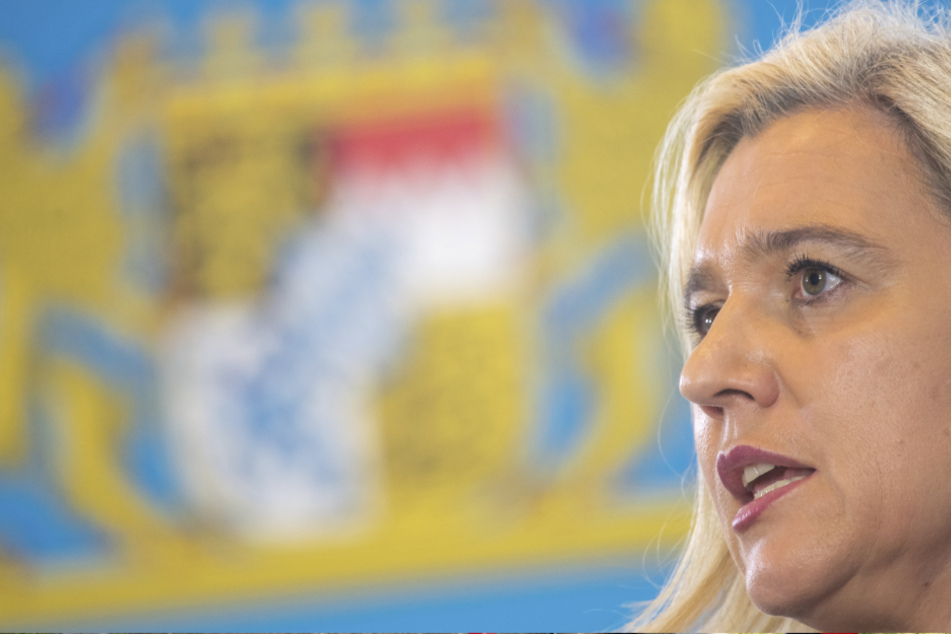 Melanie Huml (44, CSU), Staatsministerin für Gesundheit und Pflege, nimmt an einer Pressekonferenz teil. (Archivbild)