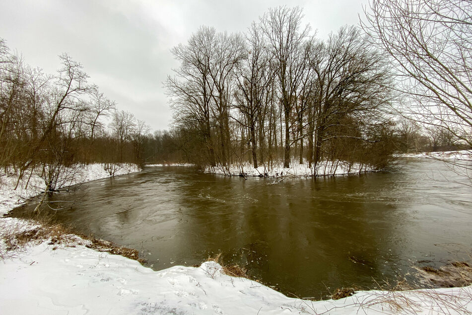 Durch den schmelzenden Schnee kann der Wasserpegel der Flüsse, wie hier die Weiße Elster, über die Ufer steigen.