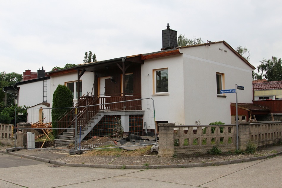 Wird derzeit abgerissen - das Eigenheim im DDR-Bungalow-Stil, das die alten Leute eigentlich "in gute Hände" geben wollten.