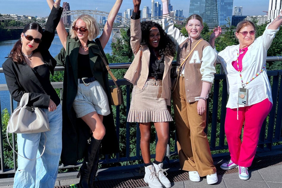 Das Bild zeigt von links nach rechts die fünf Kandidatinnen der "Shopping Queen"-Folgen aus Frankfurt am Main: Rebecca (26), Jessica (37), Mercy (43), Lisa (34) und Ramona (57).