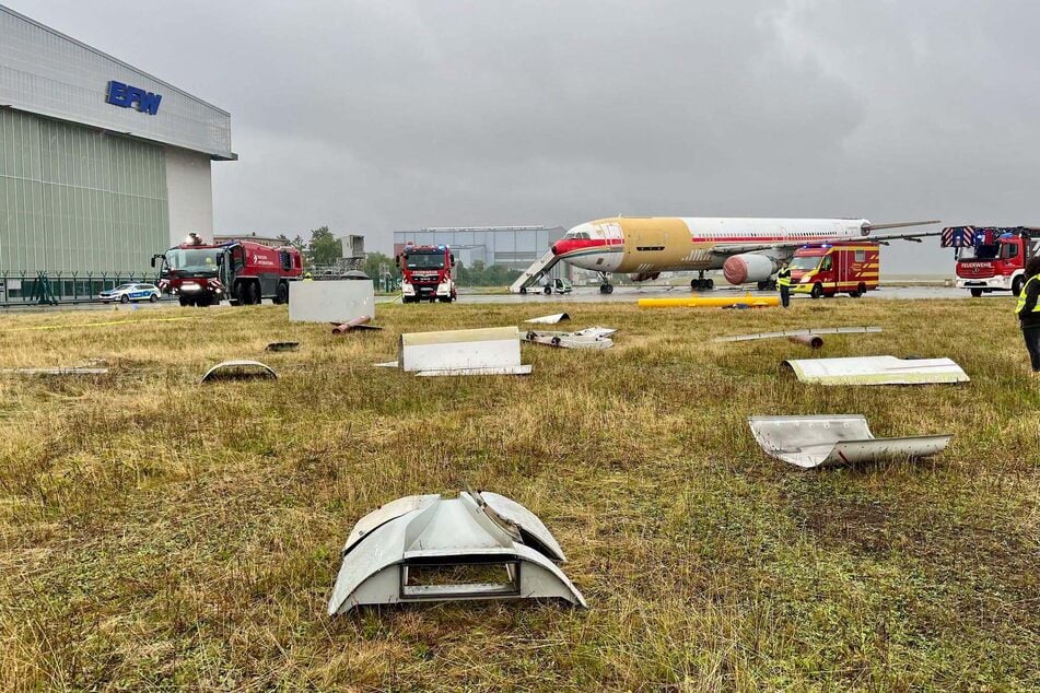 Dem Szenario zufolge waren zwei Flugzeuge zusammengestoßen. Trümmerteile lagen weit verstreut.