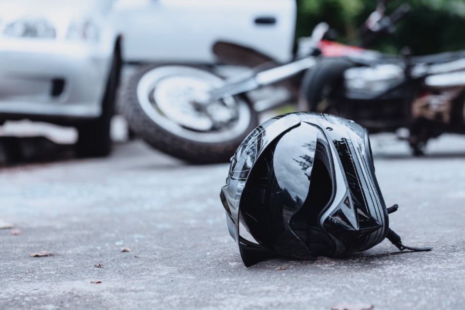 Ein Motorradhelm liegt auf der Straße. (Symbolbild)