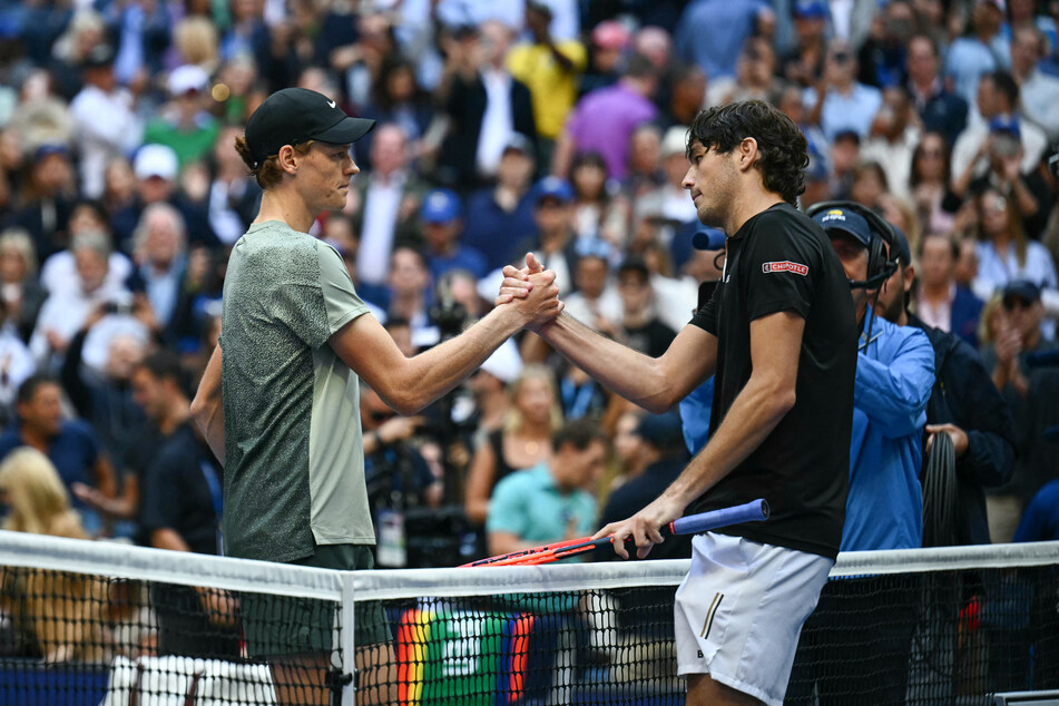 USA's Taylor Fritz (r.) congratulates Italy's Jannik Sinner (l.) on his victory in their men's final match on day fourteen of the US Open tennis tournament at the USTA Billie Jean King National Tennis Center in New York City, on Sunday.